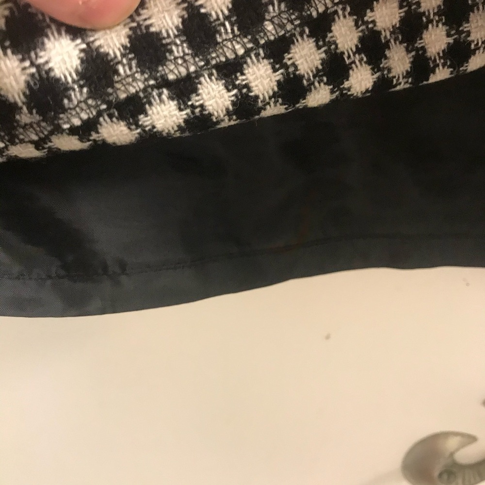 Tahari EUC black and wool houndstooth skirt - Picture 6 of 6